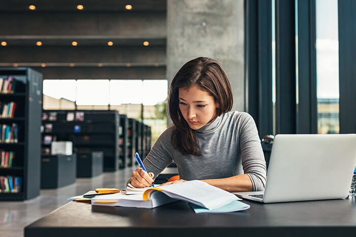 Online Courses v College Degree Comparison by iPhotography.com