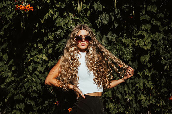 Tips on How to Pose Your Friends by iPhotography.com