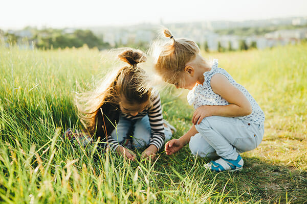 spring photography tips kids looking for insects 5