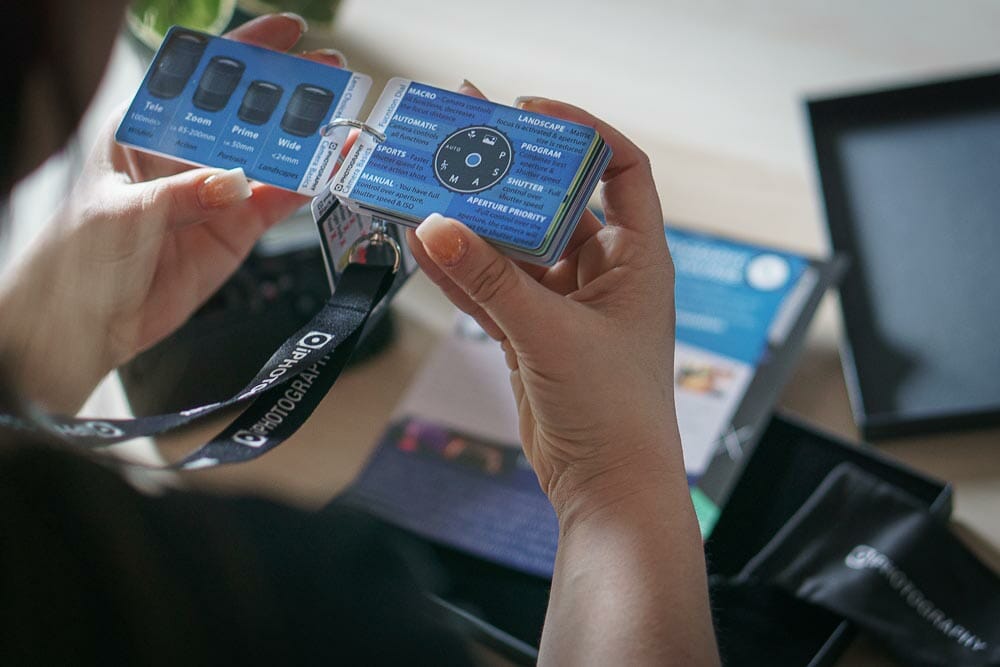 lady holding iPhotography Flip Cards
