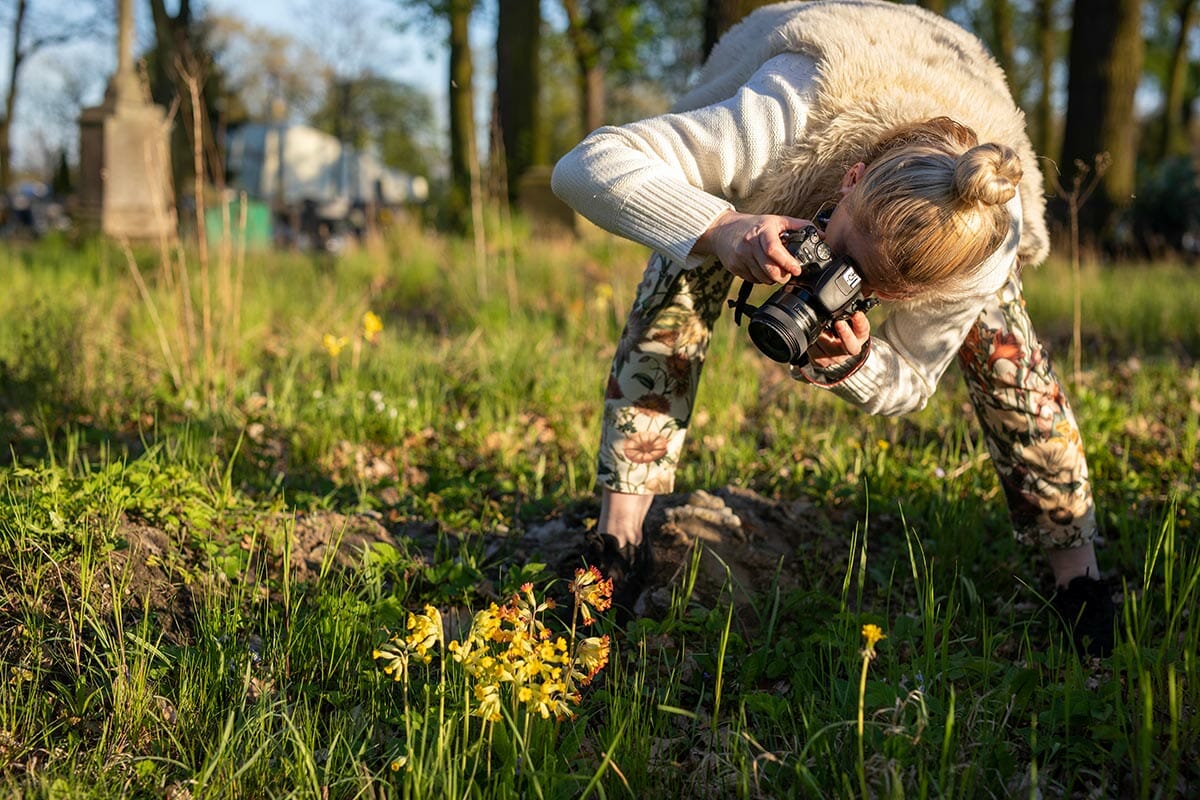 Young,Woman,Photographs,Flowers,In,The,Meadow,,Photographing,Nature,,The